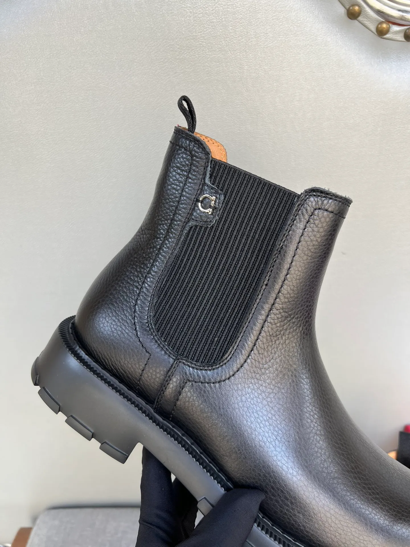 [Ferragamo] Top P: 1000💰 Number of yards: 39~44 (38.45 custom-made, non-refundable) Ferragamo winter series, original 1:1 development, casual men's short boots, original quality, exclusive new Ferragamo autumn and winter new high-top men's shoes, exquisite hand-stitching, workmanship details comparable to counters, imported calfskin upper, cowhide lining, original foam outsole.
